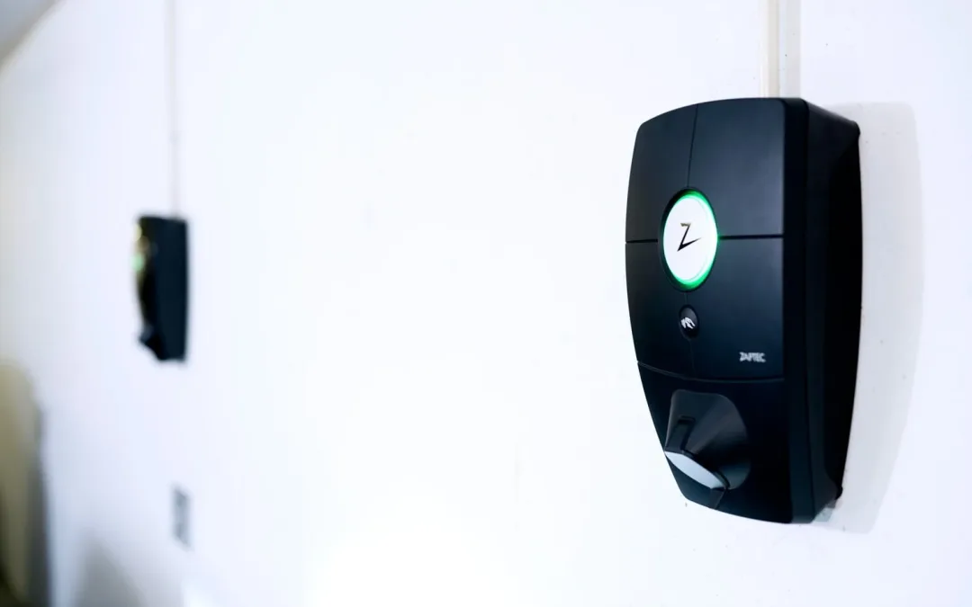 Vlakband Zaptec, een laadpaal die gebruikt kan worden voor zakelijk laden, particulier gebruik of voor een VvE. Voor Vve Laadpalen subsidie kunt u bij ons terecht. Deze is te vinden in de blog.
